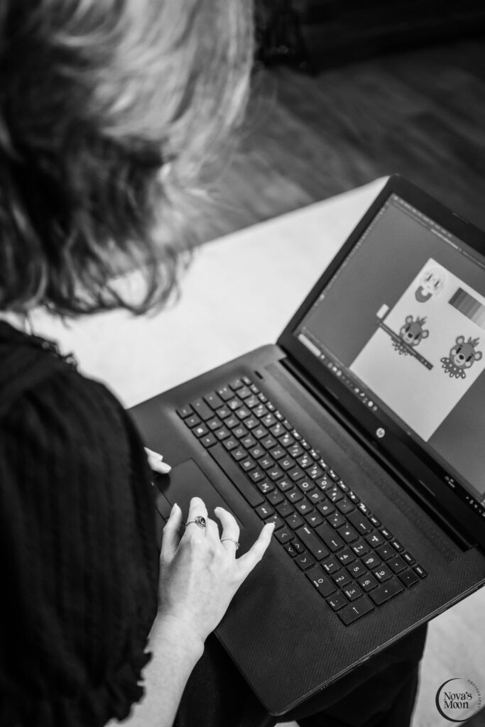 over-the-shoulder view auf einen Laptop